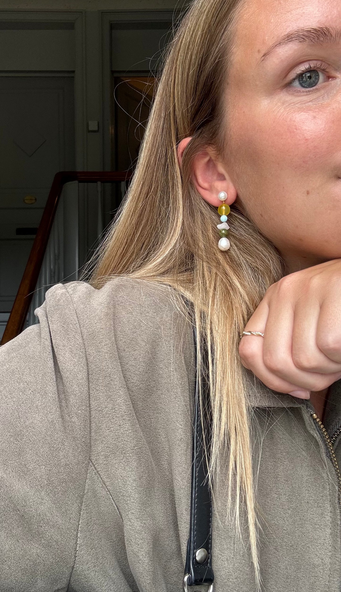 Stud earrings with freshwater pearls, colored beads and crystals