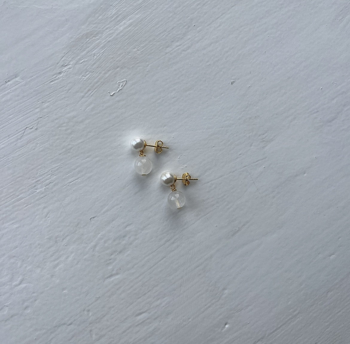 Stud earrings with a freshwater pearl and a moonstone