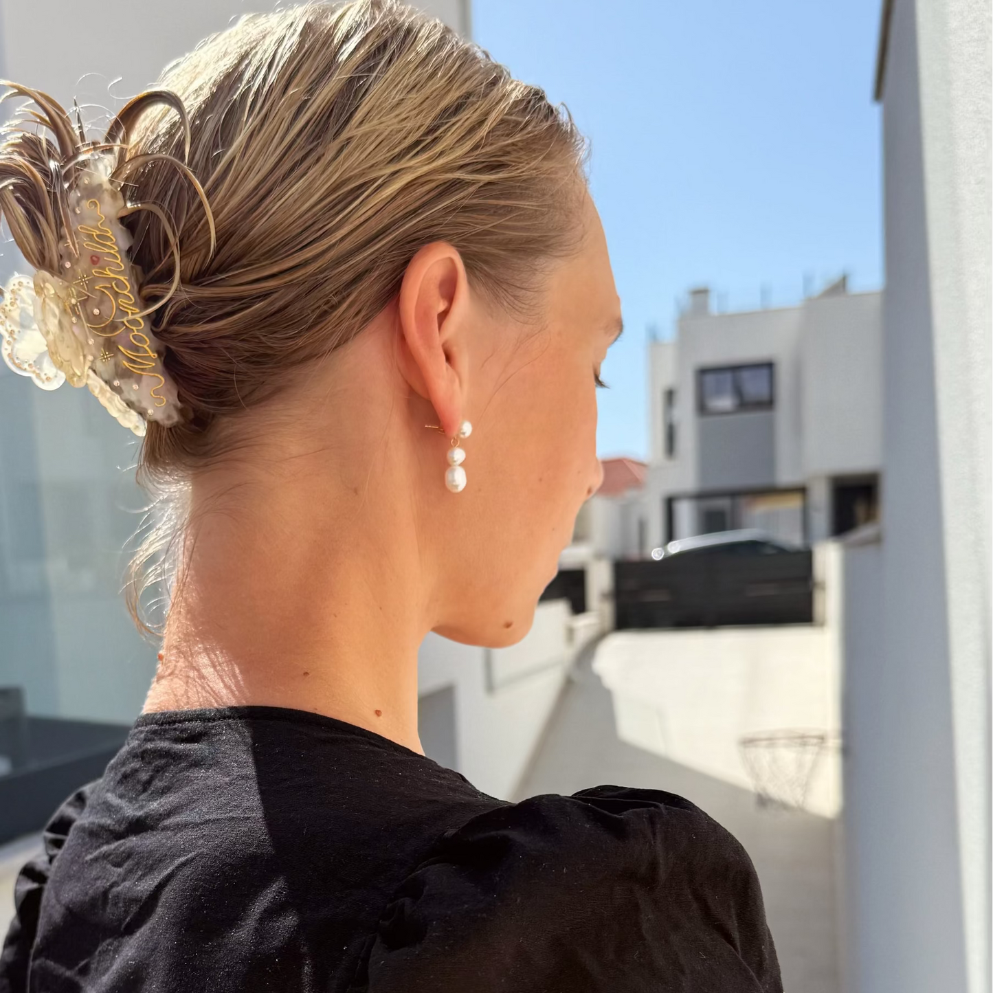 Stud earrings with freshwater pearls
