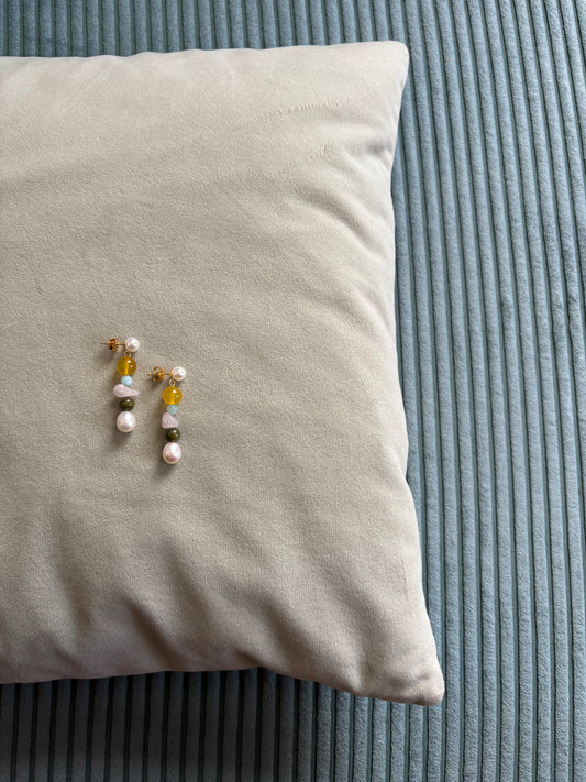 Stud earrings with freshwater pearls, colored beads and crystals